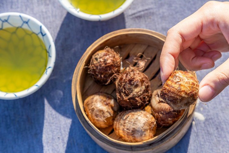 サトイモを皮付きのままふかした「きぬかつぎ」は中山名物。