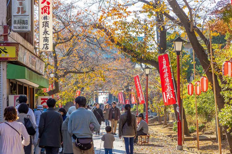 仁王門より先は石畳の参道。龍淵橋手前にはお茶屋さんも並ぶ。