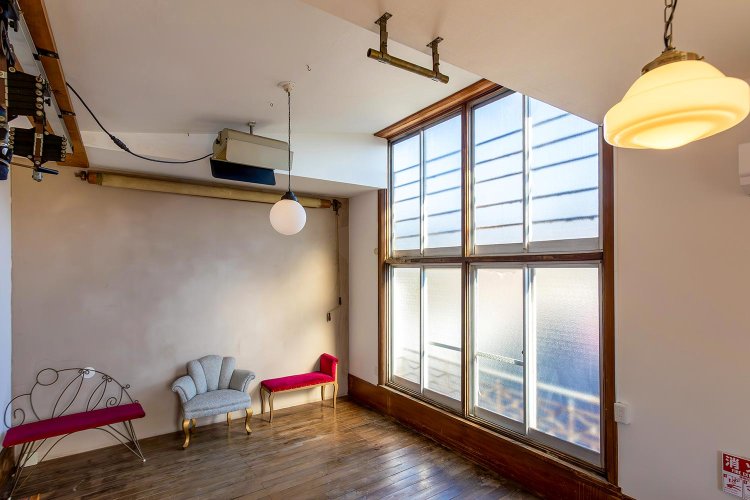 2階は、写真館時代に撮影スタジオだった部屋がほぼそのまま残っている。