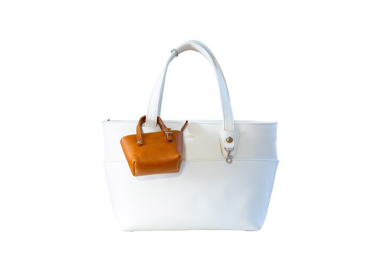 トート1万8000円と持ち手に取り付けられるミニマムトート3600円。