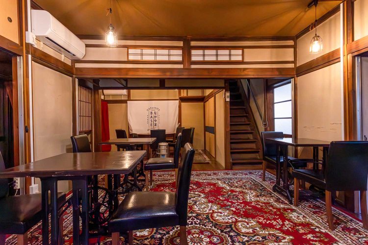 内装は並木シェフのDIYで、和洋折衷の昭和レトロな雰囲気。