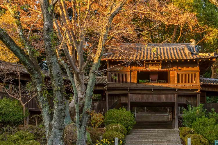 鐘が設置された宝殿門をくぐった先に聖教殿がある。