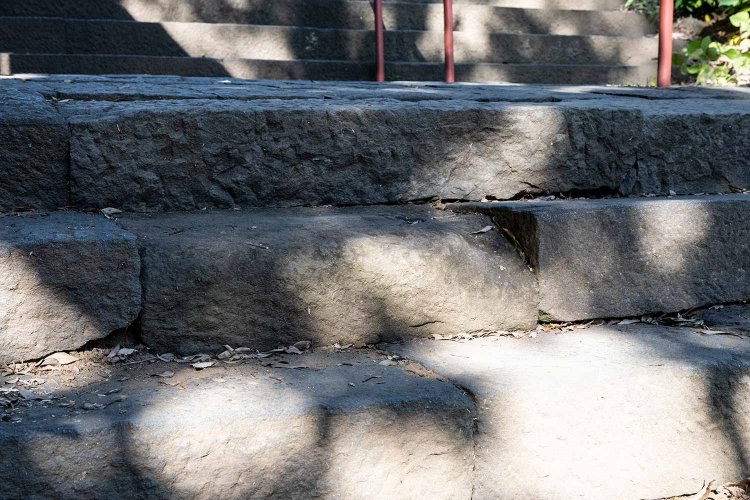 涙石があるのは弘法寺の正面階段。下から27段目の石段に1つだけ妙にすり減った石がある。