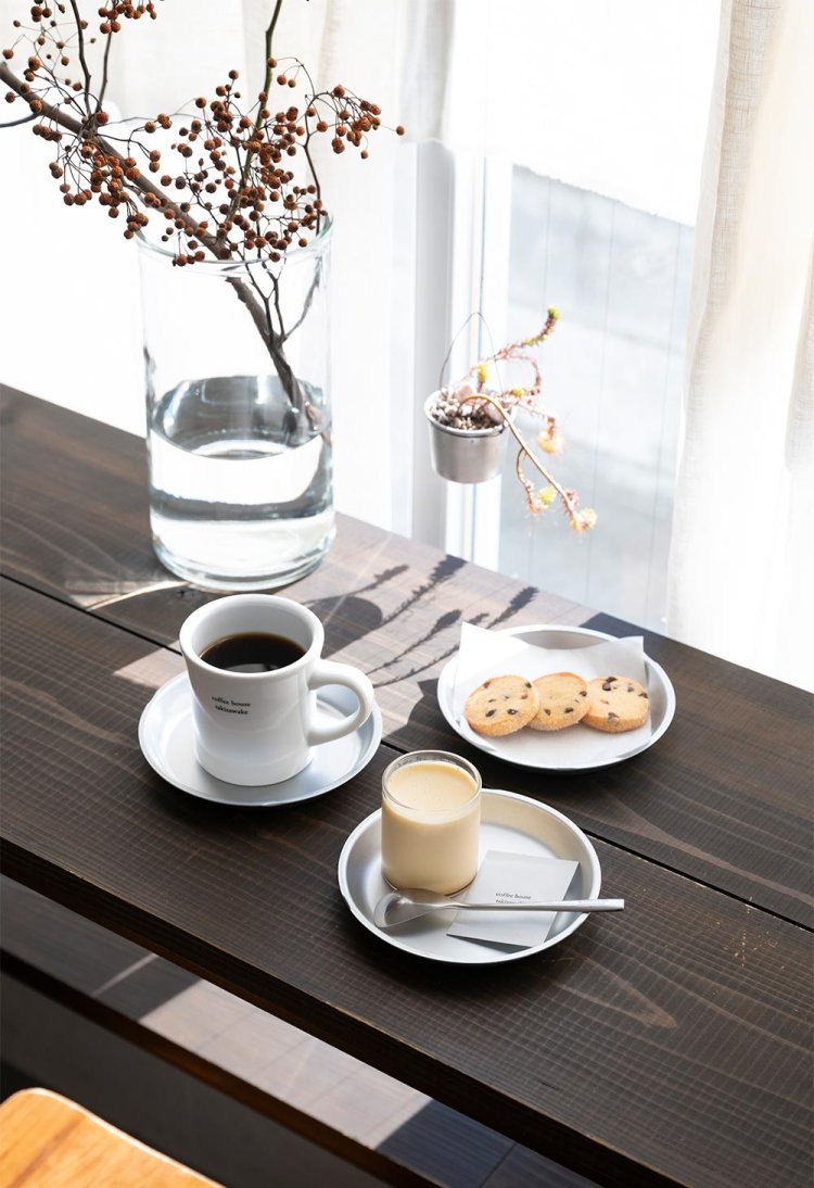 コーヒー660円、平飼い卵のプリン500円、チョコチップクッキー6枚入り500円。