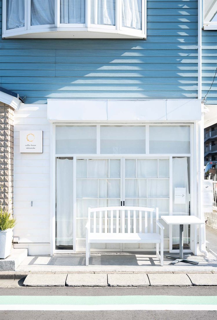 店内同様、白を基調とした目を引く外装。
