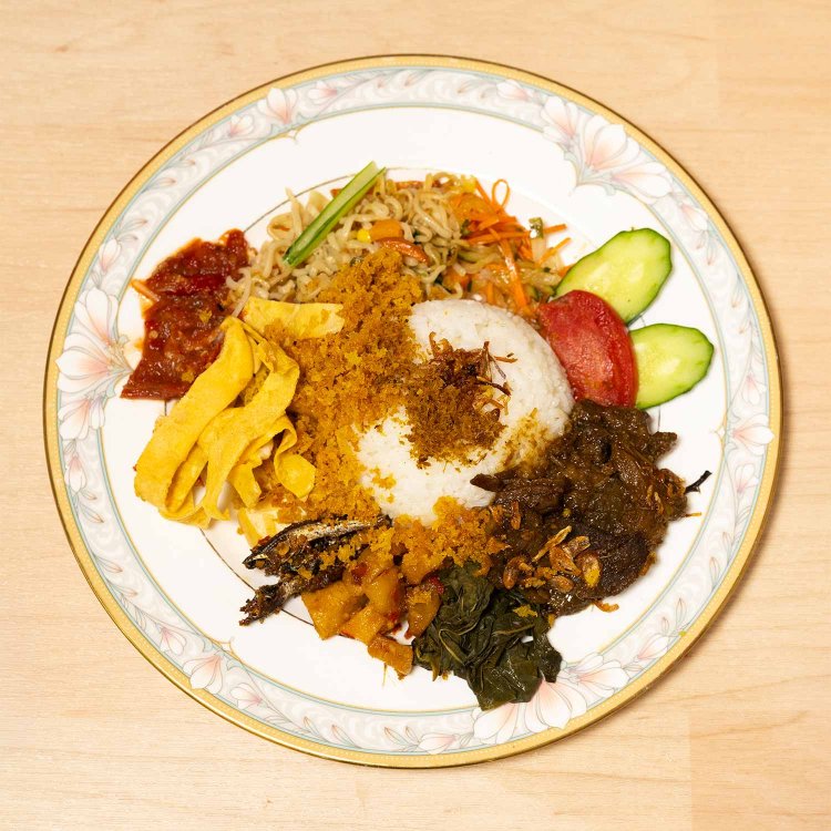 おかずが満載のナシ･チャンプル1500円。