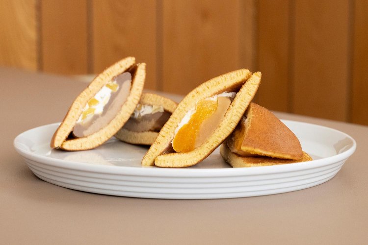 どら焼きの和風モンブラン、丸ごとあんず各1個300円。