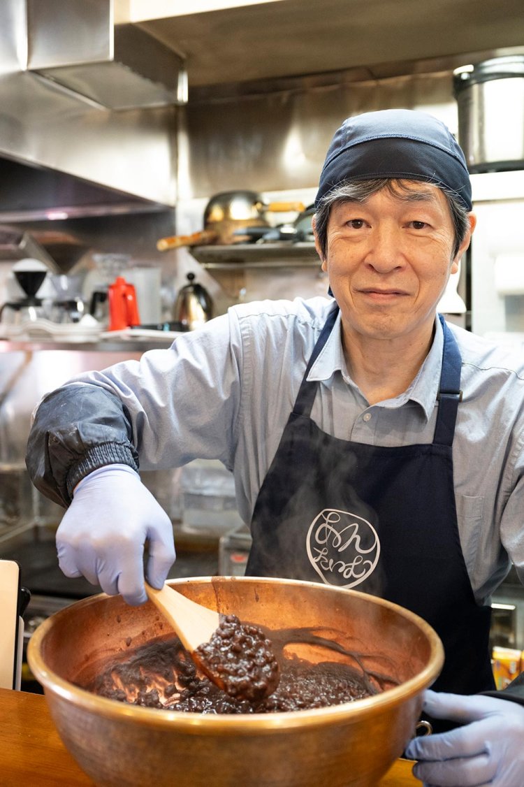 熱伝導率のよい、さわり鍋（銅製鍋）であんこを炊く藤村さん。「あんこを炊く香りは幸せの香りだね」。