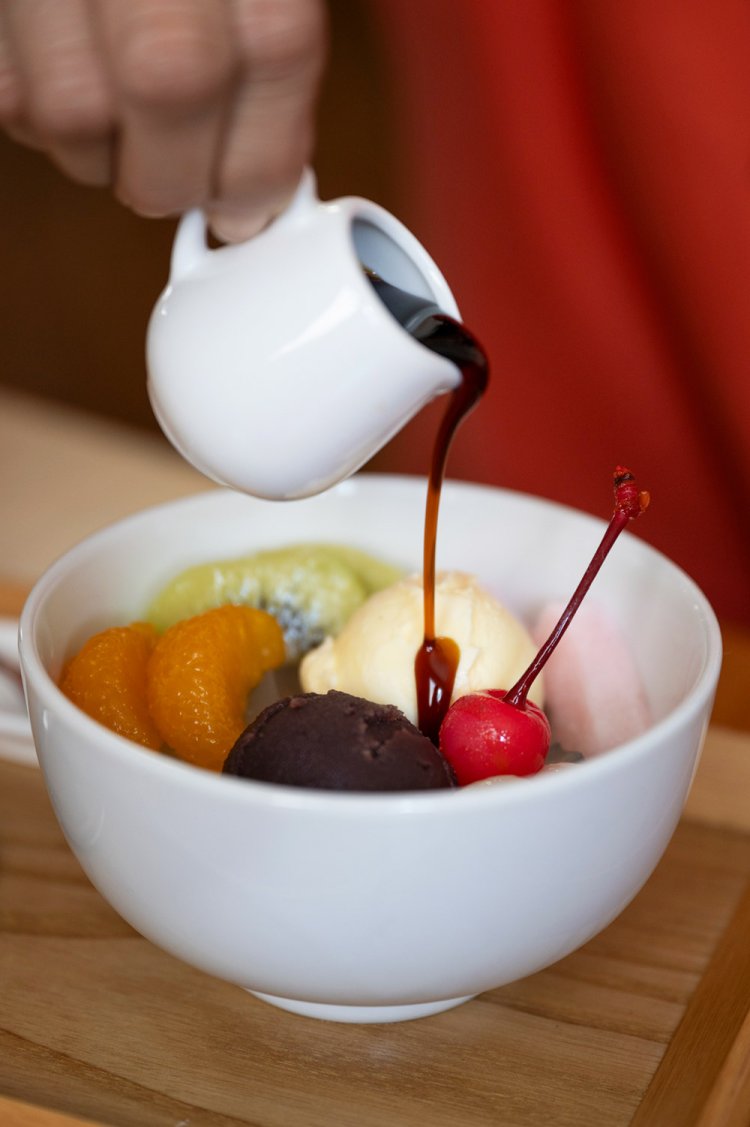 コクのあるみつは黒糖とグラニュー糖で作る。