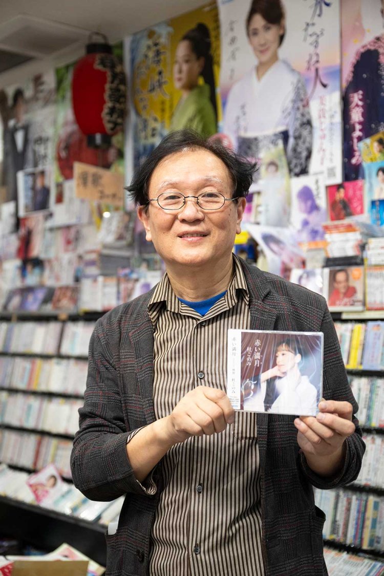 副社長の斎藤祐一さん。この日の歌謡キャンペーンはあさみちゆきさん。新曲『それからの黄昏シネマ』の熱唱にしびれる！「杜このみさんのCDもおすすめです」。