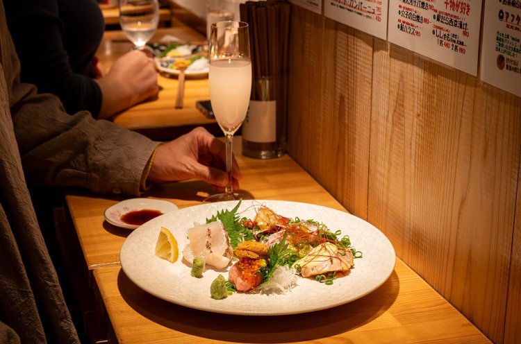 トリプル･カルパッチョ880円ほかの盛り合わせ。