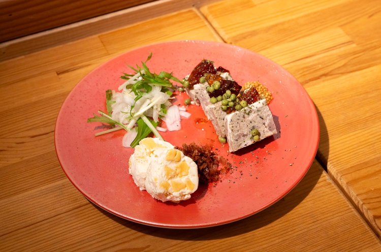 パテドカンパーニュ430円～、かずのこクリームチーズ480円の盛り合わせ。