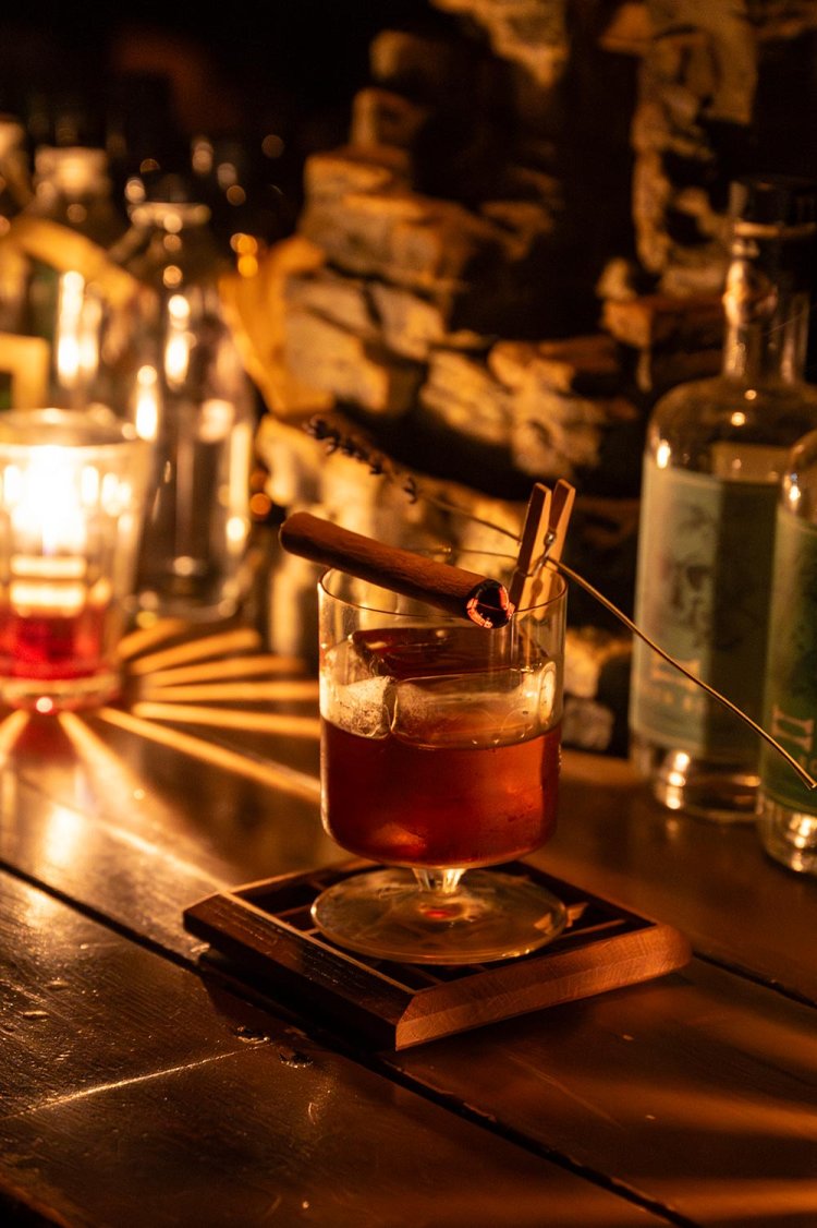 パロサントという香木を使ったジンのネグローニ。リラックスできる味わいだ。チャージ料350円、1杯1300～1500円。