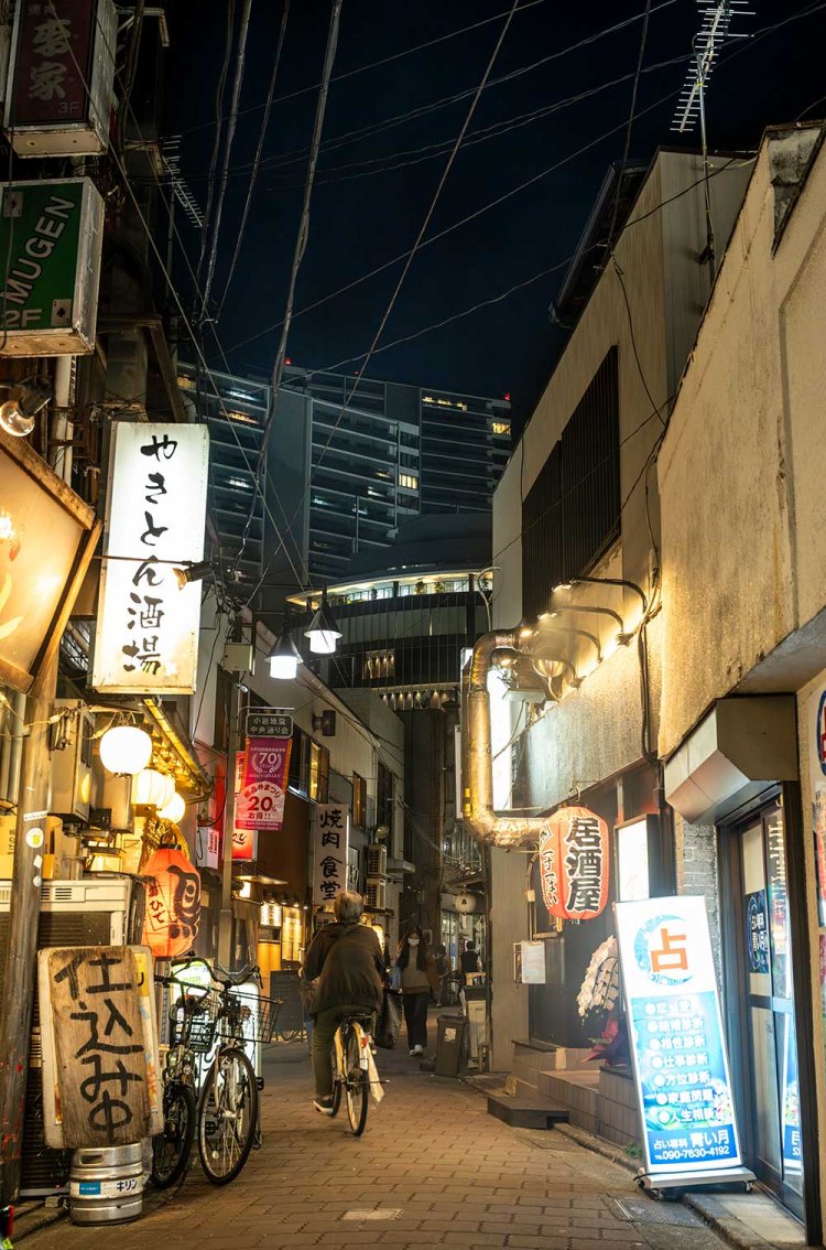 小岩地蔵中央通り会の飲み屋街。