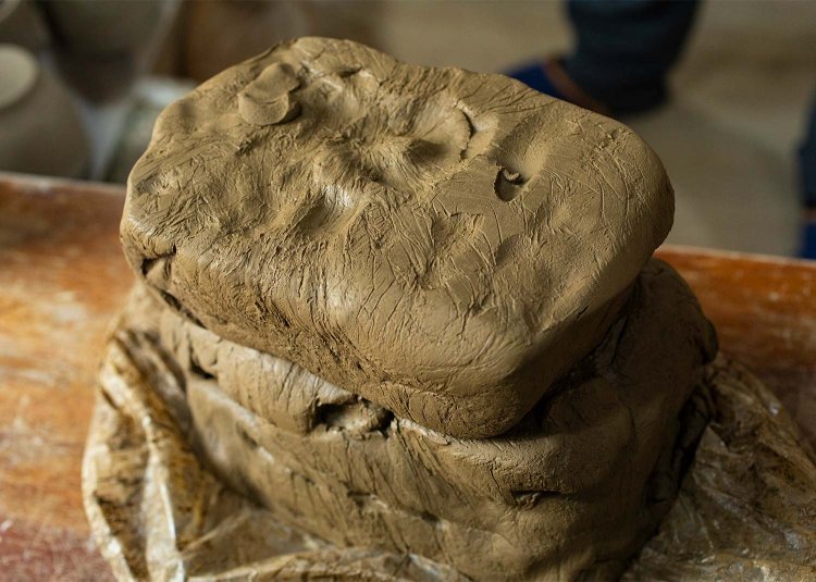 鉄分が多く耐火力が弱い小岩の土を、珪石を加えるなどして焼けるように工夫。写真の土は現工房へと建て替える際に採掘。再開発が進むなか小岩の土は希少になっており、ほかの土と併用しつつ作陶している。