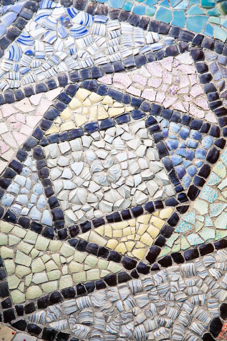 さまざまな釉薬を試した破片を、工房入り口前に敷いている。