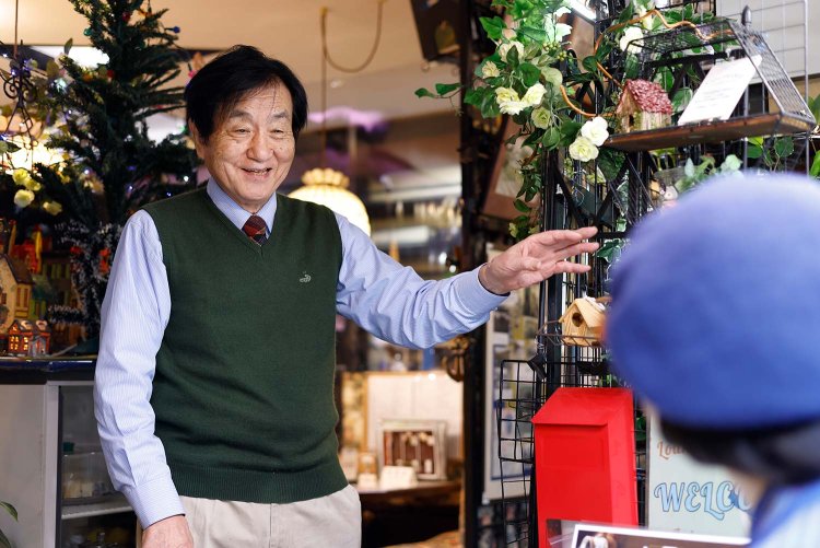 店主の山本義一さん。