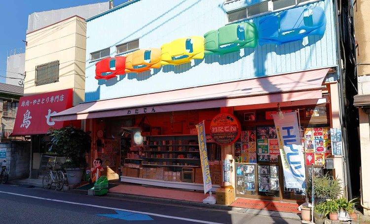 ガラケーとは反対側の入り口には、カラフルな車のオブジェが。