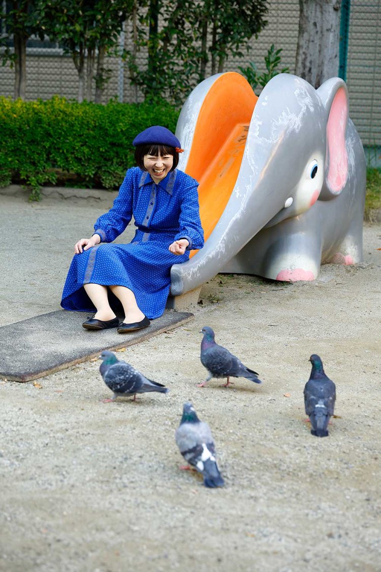 レトロアニマルな滑り台とハトに心が和む。