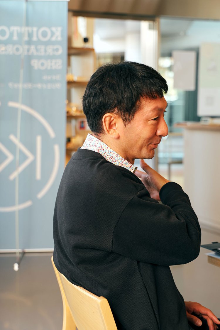 「歌詞は小岩の阿久悠になったつもりで半年間かけて書きました」と笑う松岡さん。