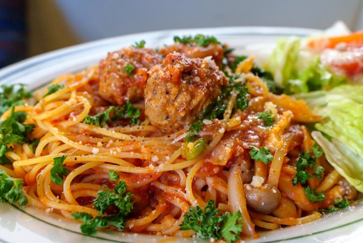夜のみ提供している、自家製ミートボールのトマトパスタ1600円（写真提供＝kikkake）。