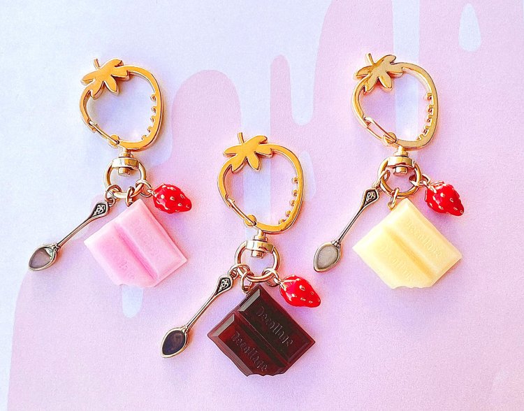 『貴和製作所』はレジンで作るいちごチョコレートキーホルダーなどのワークショップを開催。