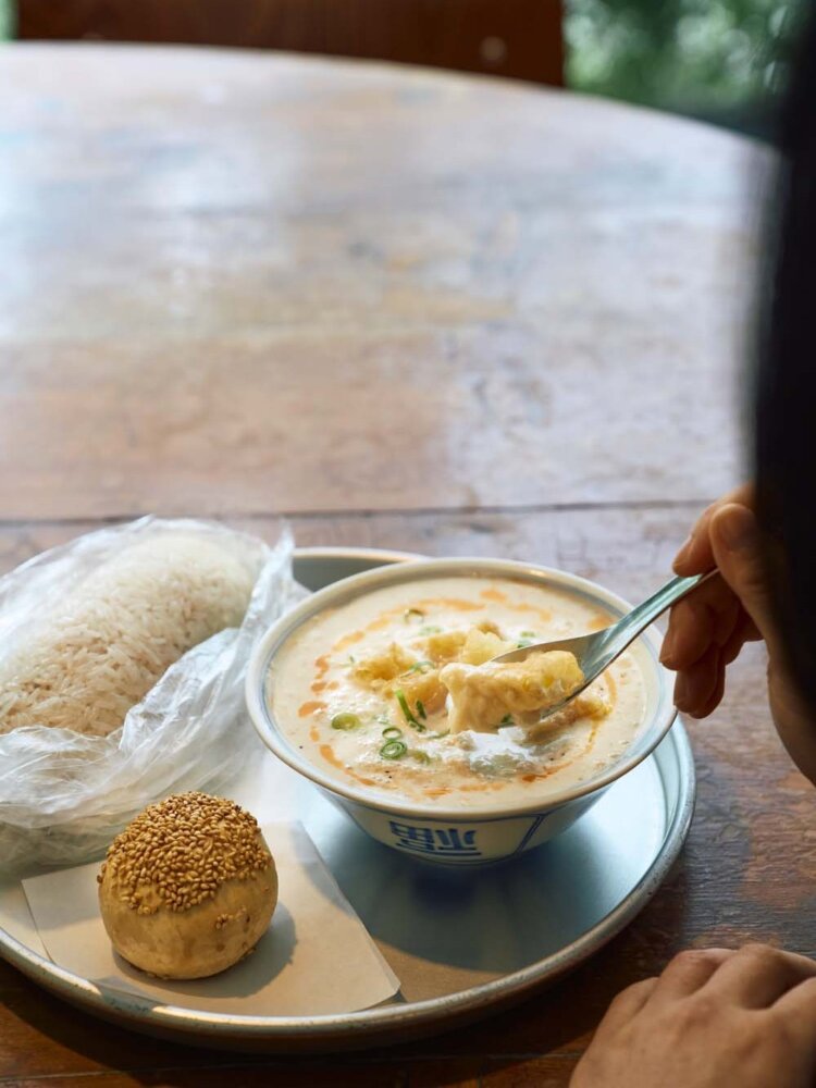 左から、飯糰700円、葱肉酥餅370円、鹹豆漿650円。