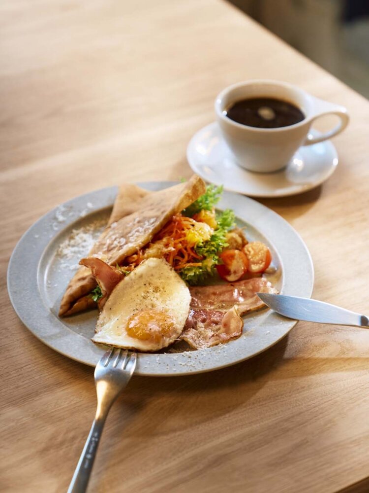 右上から、アメリカーノ682円、クレープサレプレート（クレープ＆ベーコンエッグ）1408円。