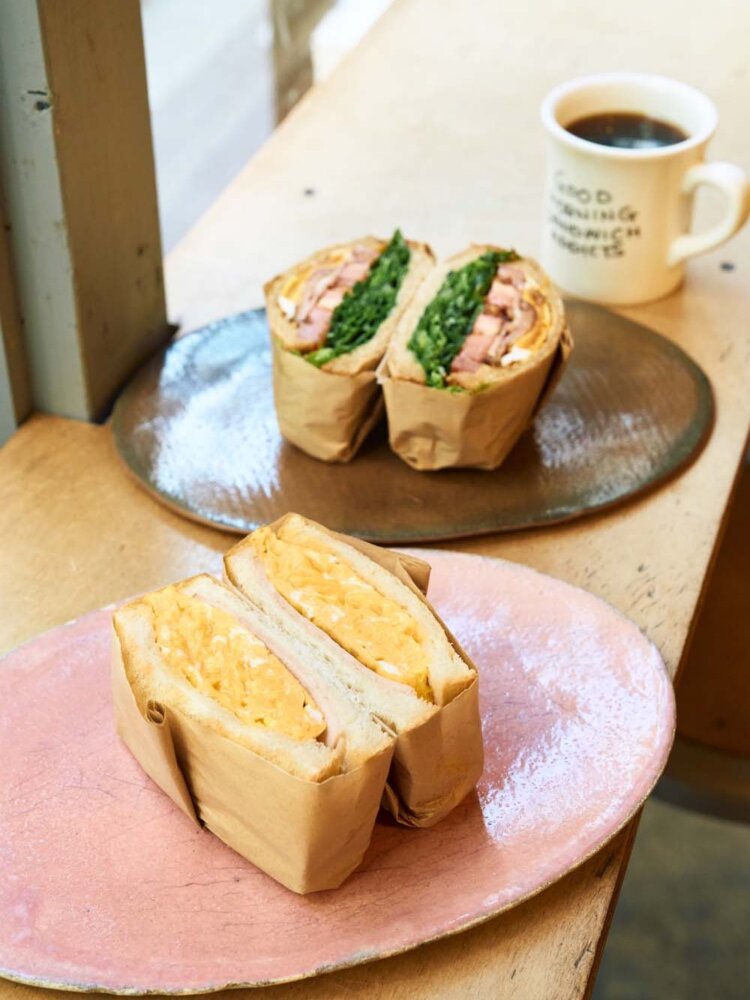 右上から、ドリップコーヒー500円、B.L.T.E1280円、オムレツとハム1100円。