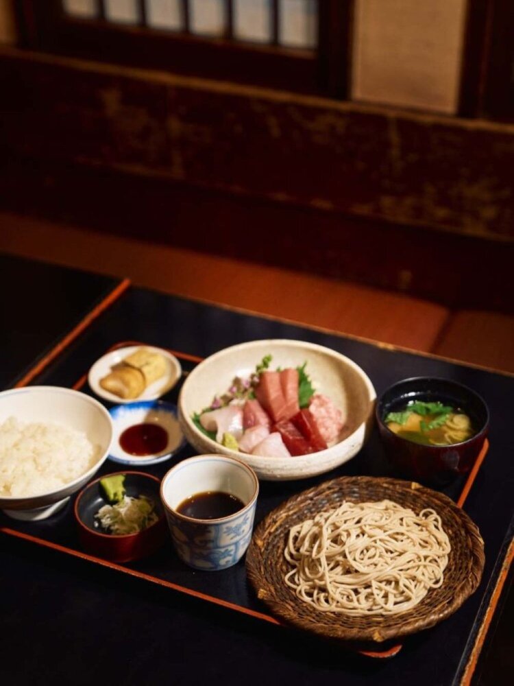 本日のお刺身朝定食 天然本マグロ入り2000円。