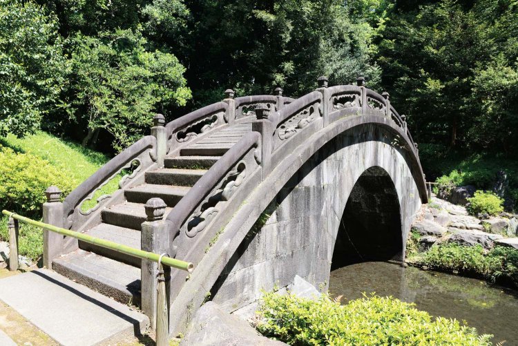 水面に映る姿が満月のように見える円月橋。