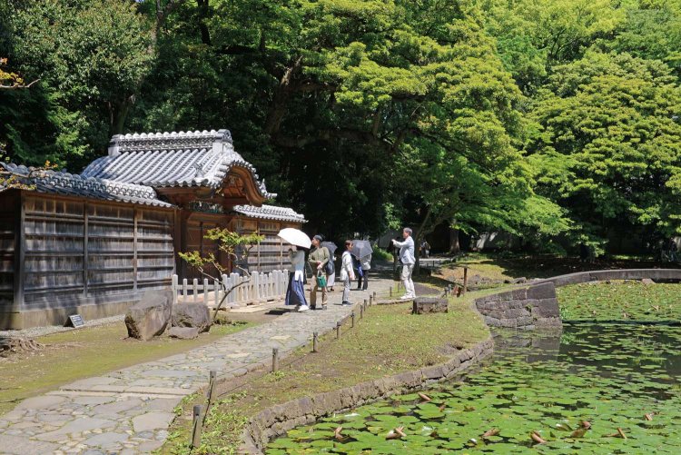 かつての庭への正式な入り口であった唐門と内庭。