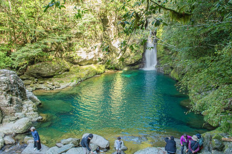 美しさに見惚れ、岩に腰かけて滝をずっと眺める人も。