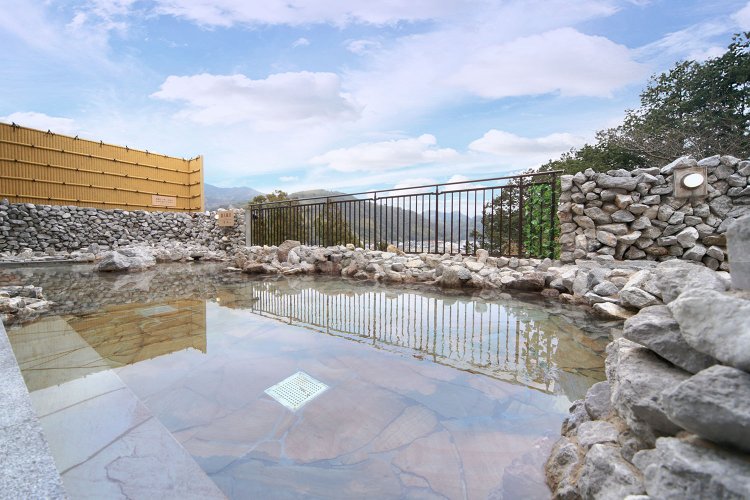 支配人の坂本英樹さんは「ロケーションが自慢です」と話す。 仁淀川が目の前に流れる絶景の露天風呂は保湿効果が期待できる湯冷めしにくいお湯で、冬空の下にぴったりだ。　