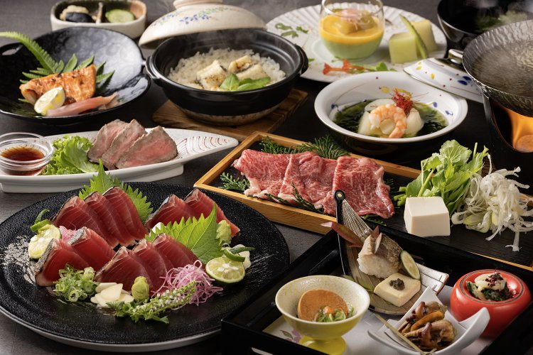 カツオの藁焼きたたきや県産ブランド牛「四万十牛」を味わえる特別会席。