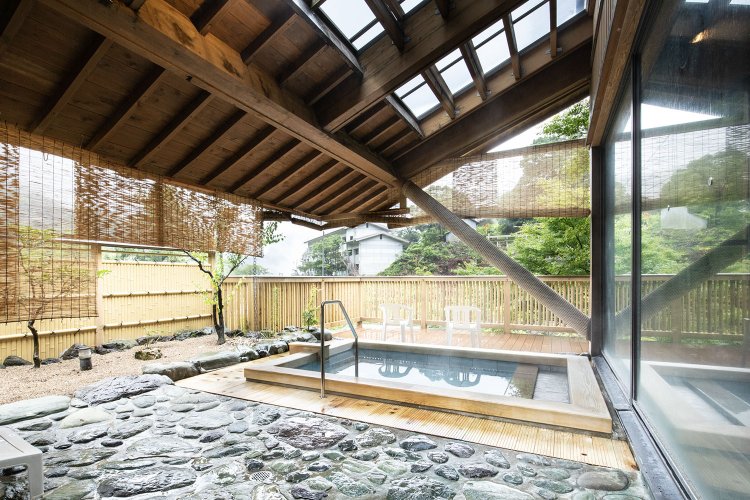 川沿いの景色は2つある風呂のうち1つからしか望めないため、男女の利用は週替わり。