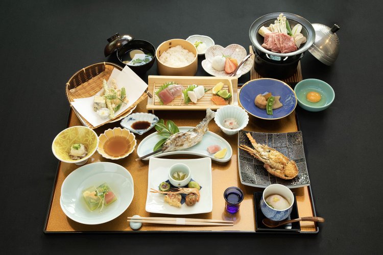 冬の夕食メニューには黒毛和種「ゆすはら牛」を使用したすき焼きも。