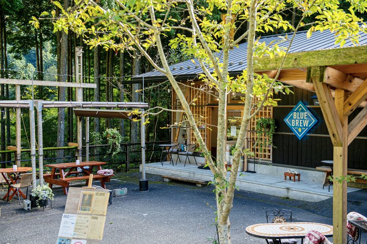 テラスで飲むビールは格別。夜は焚き火を楽しむこともできる。