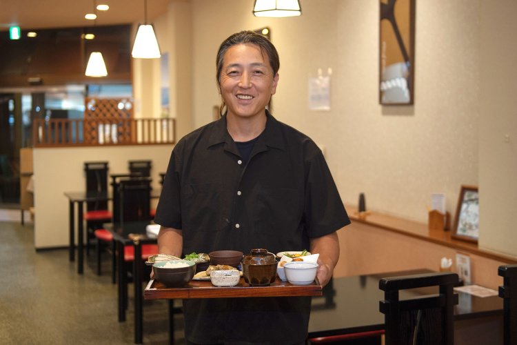 店主の森澤亜良樹（あらき）さんが「ウツボは大きいほど脂がのって風味や食感がいいんですよ」と教えてくれた。