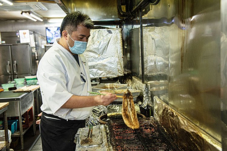 4代目の和田匡弘さん。火にあたる部位を調節するため、一本ずつ丁寧に手焼き。