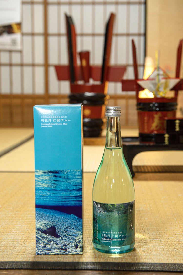 「司牡丹・仁淀ブルー」720ml1700円。清流のようにさわやかな辛口。柑橘類を搾った刺身などと相性がいい。