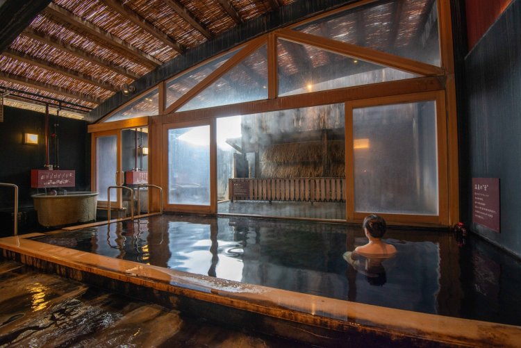 『小浜温泉 伊勢屋』の大浴場。「熱（ねつ）の湯」と呼ばれる塩化物泉だ（撮影＝玉村恵理子）。