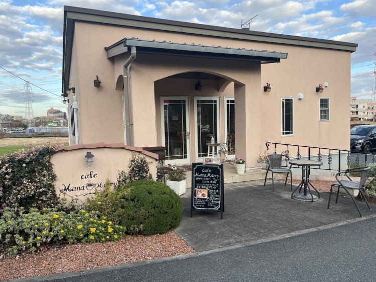 テラス席を擁した南欧風の建物。奥には駐車場も完備。