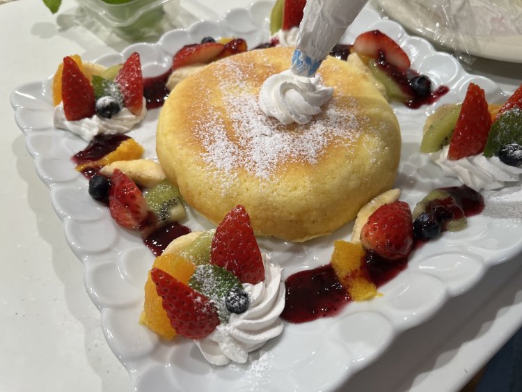 ふんわりと焼き上げるパンケーキは、卵白と卵黄を分けて泡立てて加え、シフォンケーキのように仕上げているのが特徴だ。