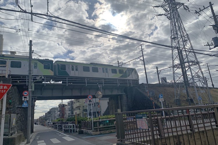 池上線の高架下には児童遊園が広がっている。