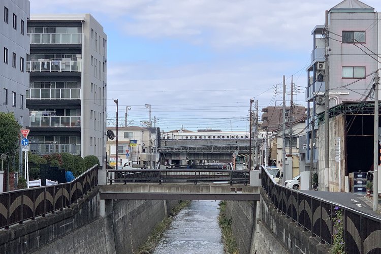 道々橋（どうどうばし）から振り返り、新幹線を見る。