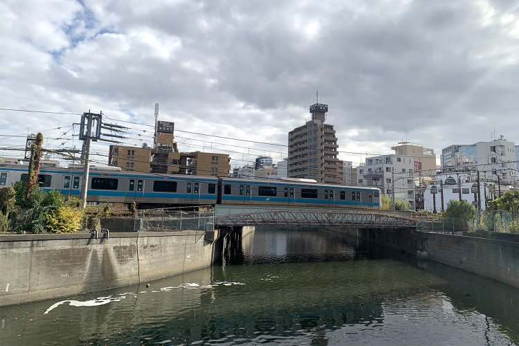 呑川を渡る京浜東北線。