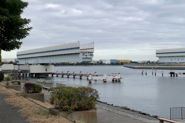 海側には巨大な羽田可動橋を見ることができる。