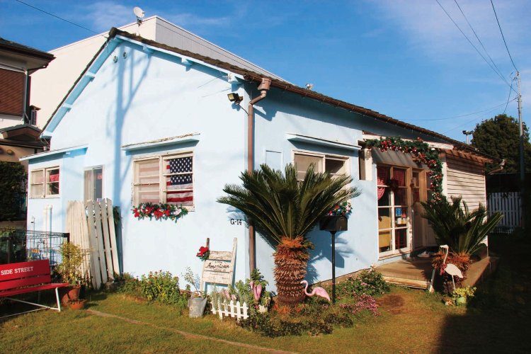 パステルカラーの外壁が目を引く外観。