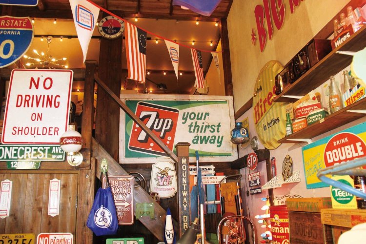 見ているだけでも楽しい雑貨店の店内。